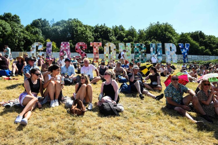 Asistentes acampan en el festival de Glastonbury. Foto: AFP.