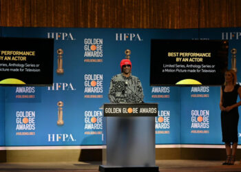 El rapero Snoop Dog y Helen Hoehne presentan la lista de nominados a los Globos de Oro 2022. Foto: AFP.