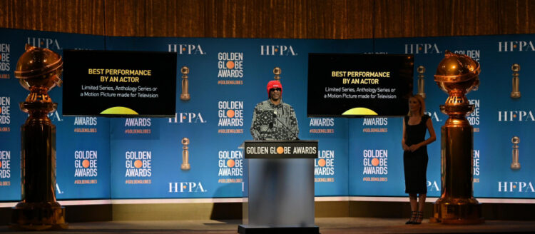 El rapero Snoop Dog y Helen Hoehne presentan la lista de nominados a los Globos de Oro 2022. Foto: AFP.