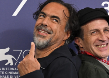 El cineasta mexicano Alejandro González Iñárritu (izq) y el protagonista de su filme "Bardo, falsa crónica de unas cuantas verdades", el mexicano-español Daniel Giménez Cacho. Foto: AFP.