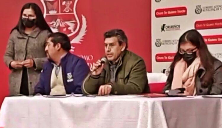 El director de Patrimonio, Gonzalo Vargas y autoridades del municipio de Oruro. Foto: Nota Nueva Oruro.