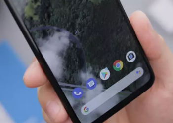 Imagen de la interfaz de un móvil Android con el Teléfono de Google, Mensajes, Play Store, Google Chrome, Cámara y el buscador de Google. Foto: Unsplash.