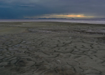 El Gran Lago Salado de Estados Unidos alcanzó su nivel más bajo desde el comienzo de los registros en 1847. Foto: AFP.
