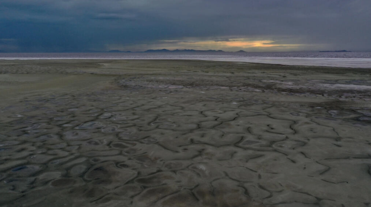 El Gran Lago Salado de Estados Unidos alcanzó su nivel más bajo desde el comienzo de los registros en 1847. Foto: AFP.