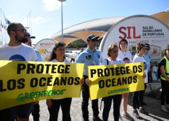 Activistas de Greenpeace protestan contra la inacción de los líderes frente a la Conferencia de las Naciones Unidas sobre los Océanos. Foto: AFP.