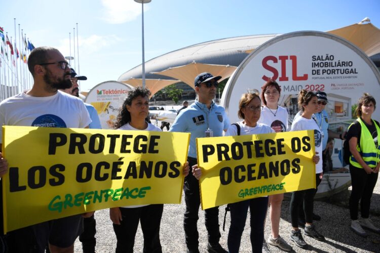 Activistas de Greenpeace protestan contra la inacción de los líderes frente a la Conferencia de las Naciones Unidas sobre los Océanos. Foto: AFP.