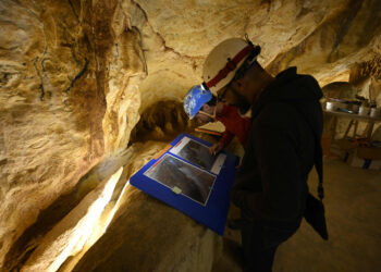 Arqueólogos realizan estudios en la gruta Cosquer, del sur de Francia. Foto: AFP.
