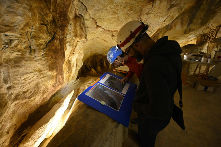 Arqueólogos realizan estudios en la gruta Cosquer, del sur de Francia. Foto: AFP.