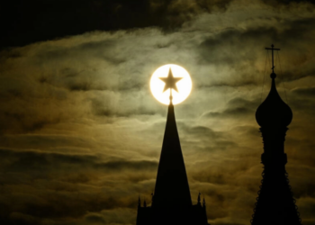 La torre Spasskaya del Kremlin y la Catedral de San Basilio de Moscú, al atardecer. Foto: AFP.