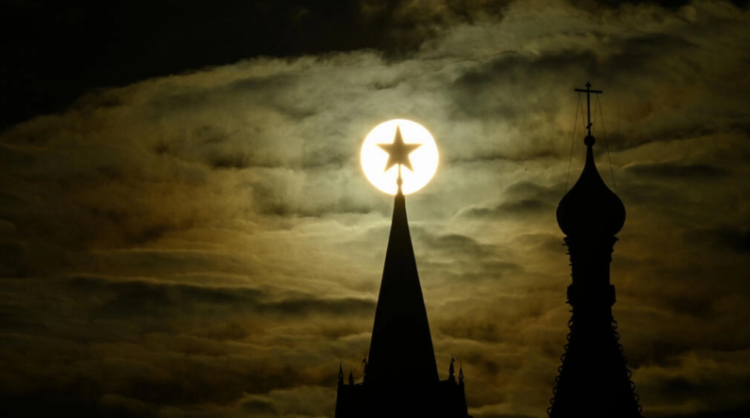 La torre Spasskaya del Kremlin y la Catedral de San Basilio de Moscú, al atardecer. Foto: AFP.