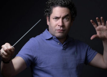 El director de orquesta venezolano Gustavo Dudamel posa en una sesión de fotos en la Ópera Bastilla de París. Foto: AFP.