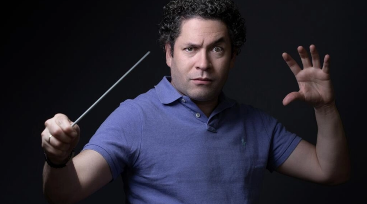 El director de orquesta venezolano Gustavo Dudamel posa en una sesión de fotos en la Ópera Bastilla de París. Foto: AFP.