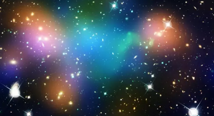 La materia oscura, invisible al ojo humano, pero representada aquí en color azul. Foto: NASA.