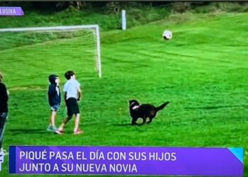 Imagen donde se ve a los hijos de Shakira y Gerard Piqué, jugando con la novia del futbolista y su mascota. Captura: El Gordo y la Flaca.
