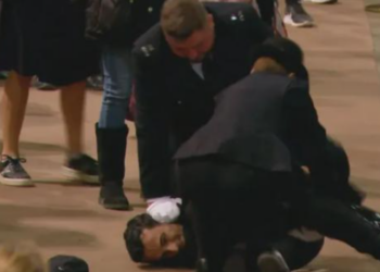 El hombre que quitó la tela del féretro de Isabel II, es detenido por la seguridad de la realeza. Captura: El Comercio.