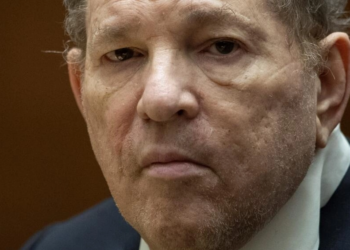 El otrora poderoso productor de Hollywood Harvey Weinstein está cumpliendo una larga sentencia de cárcel en Nueva York y enfrenta nuevos cargos por ataques sexuales en Los Ángeles. Foto: AFP.