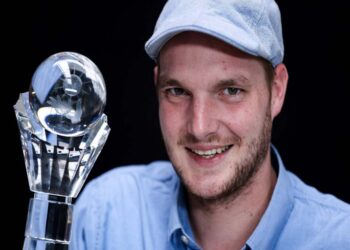 El ilusionista belga Laurent Piron y su galardón. Foto: AFP.