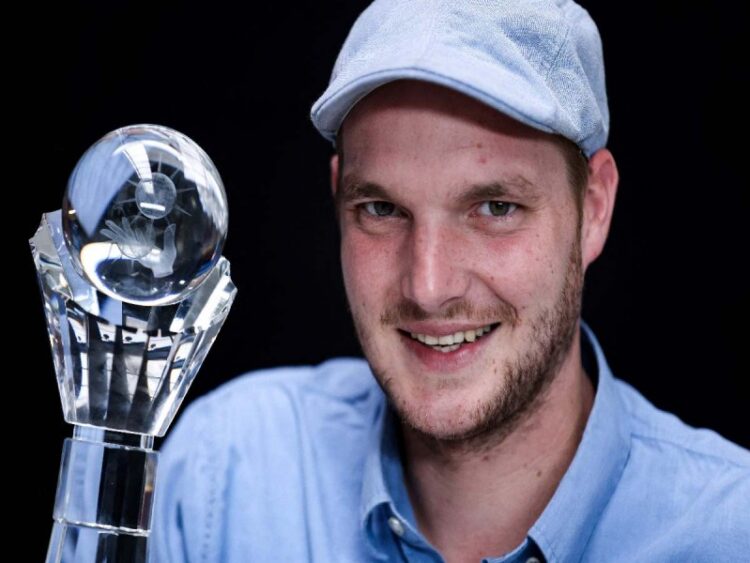 El ilusionista belga Laurent Piron y su galardón. Foto: AFP.