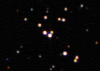 Esta imagen es la más precisa que hay del cúmulo de estrellas R316, en la Nebulosa de la Tarántula, donde se encuentra la estrella conocida más masiva , R136a1, visible en blanco en el centro de la fotografía, proporcionada por NOIRLab. Foto: AFP.
