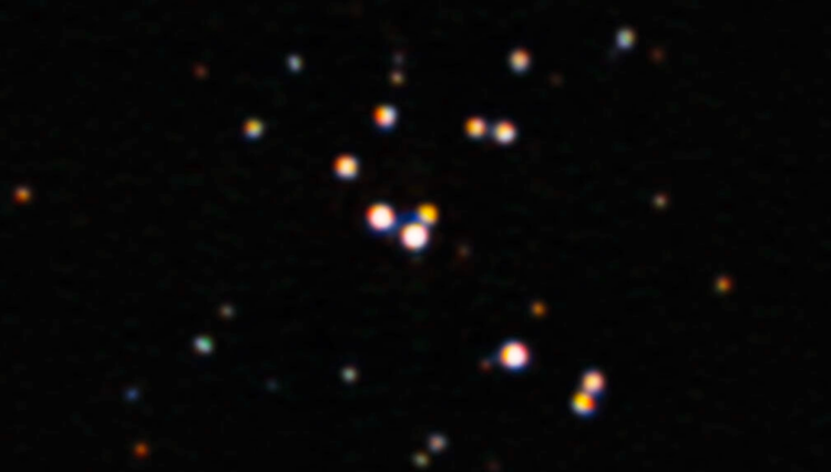 Esta imagen es la más precisa que hay del cúmulo de estrellas R316, en la Nebulosa de la Tarántula, donde se encuentra la estrella conocida más masiva , R136a1, visible en blanco en el centro de la fotografía, proporcionada por NOIRLab. Foto: AFP.