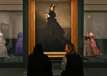 'La dama del guante', del pintor francés Carolus Duran, se presenta en el Louvre Abu Dabi en el marco de una exposición temporal sobre el impresionismo. Foto: AFP.