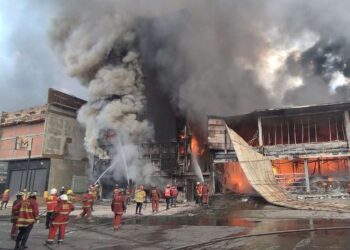 Bomberos apagan el fue expandido en los estudios del Cinecittá. Foto: AFP.