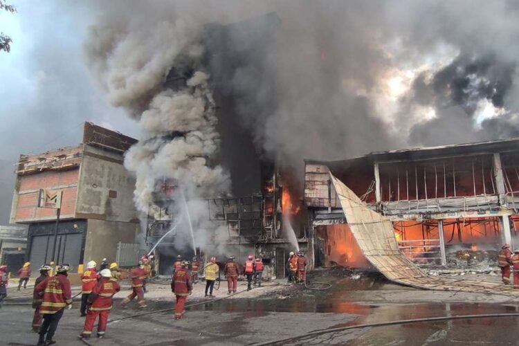 Bomberos apagan el fue expandido en los estudios del Cinecittá. Foto: AFP.