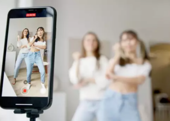 Dos 'influencers' grabando un vídeo para TikTok. Foto: Pexels.