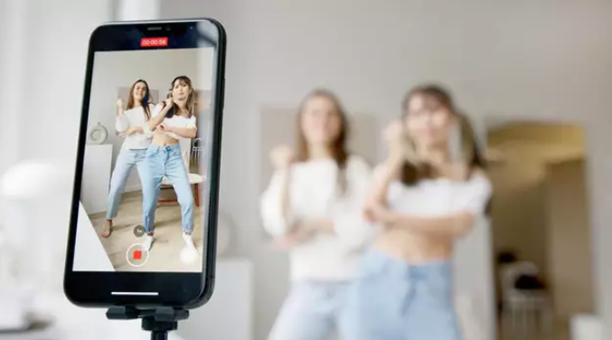 Dos 'influencers' grabando un vídeo para TikTok. Foto: Pexels.