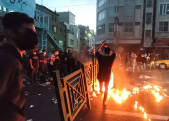 Manifestantes protestan en las calles de Teherán, Irán, por la muerte de la joven Mahsa Amini, el 21 de septiembre de 2022. Foto: AFP.