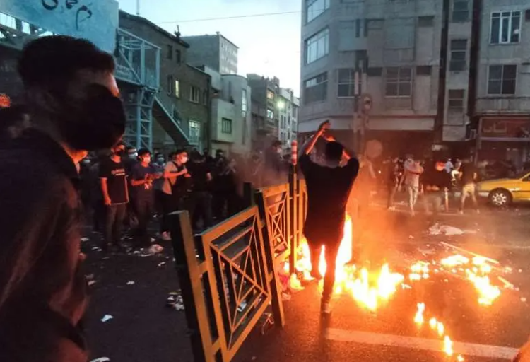 Manifestantes protestan en las calles de Teherán, Irán, por la muerte de la joven Mahsa Amini, el 21 de septiembre de 2022. Foto: AFP.