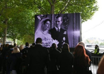 Una pantalla muestra imágenes de la reina Isabel II el 15 de septiembre de 2022 en Londres. Foto: AFP.