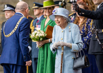 La reina Isabel II, con varios miembros de su familia, en Escocia. Foto: AFP.