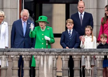 La reina Isabel II, su hijo Carlos, príncipe de Gales; su nieto Guillermo, duque de Cambridge, y otros miembros de la familia, en el balcón del palacio de Buckingham, el pasado 5 de junio. Foto: AFP.