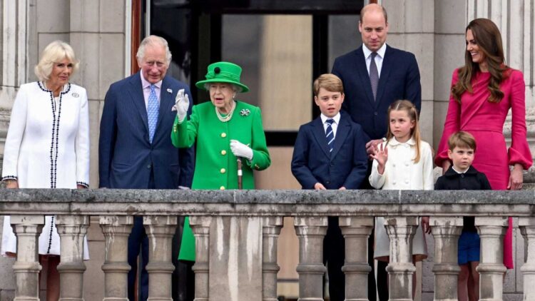 La reina Isabel II, su hijo Carlos, príncipe de Gales; su nieto Guillermo, duque de Cambridge, y otros miembros de la familia, en el balcón del palacio de Buckingham, el pasado 5 de junio. Foto: AFP.