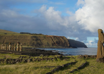 Vista de la Isla de Pascua, Chile, y sus gisgantescas esculturas de piedra o moáis. Foto: AFP.
