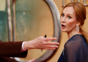 J.K Rowling recibe amenazas en Twitter por apoyo a Salman Rushdie. Foto: AFP.