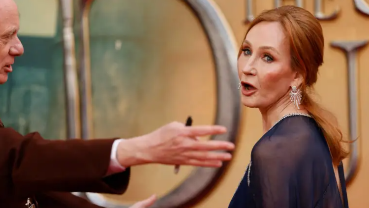 J.K Rowling recibe amenazas en Twitter por apoyo a Salman Rushdie. Foto: AFP.