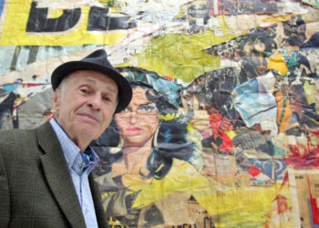 El artista urbano Jacques Villeglé y una de sus obras. Foto: AFP.