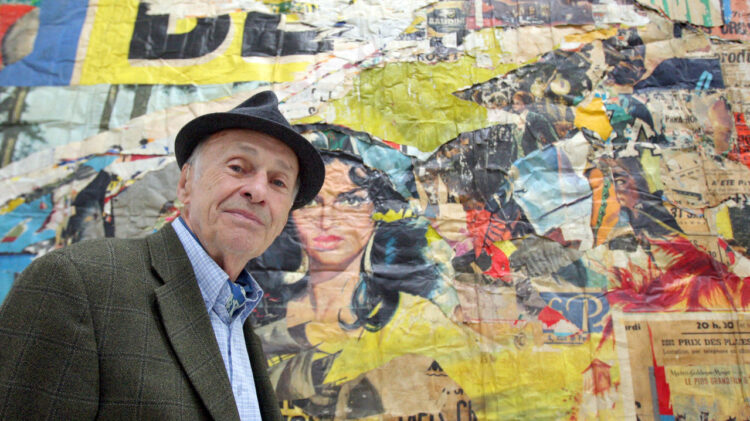 El artista urbano Jacques Villeglé y una de sus obras. Foto: AFP.