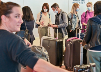 Unos turistas se congregan en la salida del aeropuerto Haneda de Tokio, Japón. Foto: AFP.