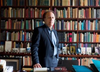 Javier Marías delante de una biblioteca. Foto: El Mundo.