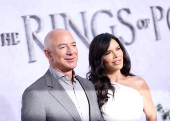Jeff Bezos y Lauren Sánchez asisten al estreno y proyección de 'El Señor de los Anillos: Los Anillos del Poder', en Los Ángeles. Foto: AFP.