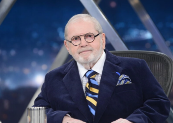 Esta imagen de archivo distribuida por Globo TV el 4 de marzo de 2013 muestra al humorista y presentador de televisión brasileño Jo Soares durante el programa de entrevistas Programa do Jo en Sao Paulo, Brasil. Foto: AFP.