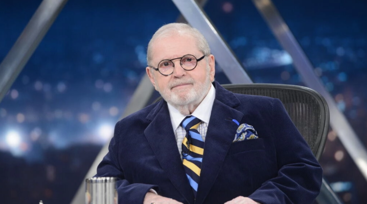 Esta imagen de archivo distribuida por Globo TV el 4 de marzo de 2013 muestra al humorista y presentador de televisión brasileño Jo Soares durante el programa de entrevistas Programa do Jo en Sao Paulo, Brasil. Foto: AFP.
