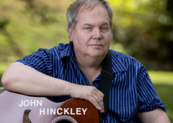 John Hinckley con su guitarra en Williamsburg, Virginia, el 14 de septiembre de 2022. Foto: AFP.