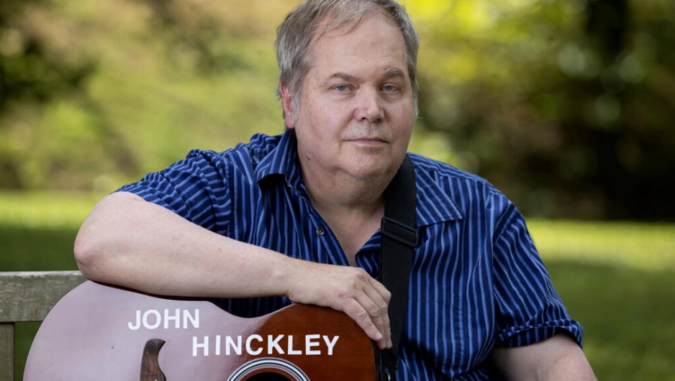 John Hinckley con su guitarra en Williamsburg, Virginia, el 14 de septiembre de 2022. Foto: AFP.