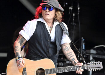 El actor Johnny Depp, en una actuación de su gira en Europa. Foto: AFP.