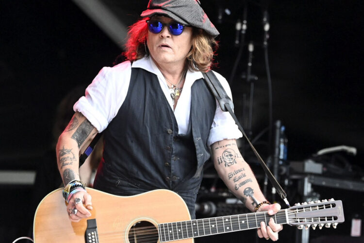 El actor Johnny Depp, en una actuación de su gira en Europa. Foto: AFP.