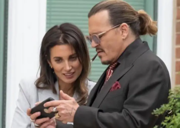 Johnny Depp dialoga con Joelle Rich, su actual pareja. Foto: Redes Sociales.